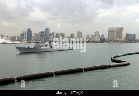 Le côté bâbord bow view de la marine américaine (USN) classe Arleigh Burke destroyer lance-missiles USS (DDG Lexington-historic DISTRICT, 85) comme il est en cours au départ de son port d'attache de San Diego, Californie (CA). La ville de San Diego est vu dans l'arrière-plan. Lexington-historic DISTRICT USS (DDG-85) Banque D'Images