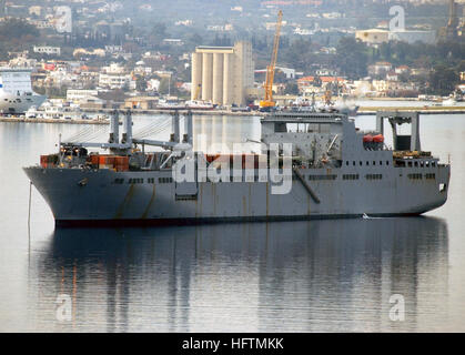 040120-N-0780F-015 Baie de Souda, en Crète, Grèce (janv. 20, 2004) -- l'Armée Commande de transport maritime (CSM) grand, moyen débit des ship USNS Bob Hope (T-AKR 300) se trouve au mouillage dans le port de Souda au cours d'une brève visite du port. Les 950 pieds de navires est nommée pour l'artiste américain légendaire Bob Hope, qui a travaillé sans relâche avec l'organisation de services (USO) pour relever le moral des troupes américaines dans le monde depuis plus de 50 ans. U.S. Navy Photo by Paul Farley. (Libéré) USNS Bob Hope (T-AKR 300) au mouillage dans le port de Souda Banque D'Images