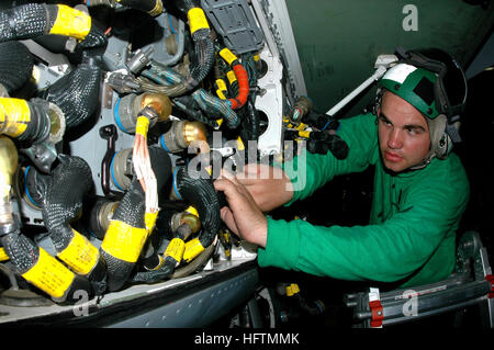 070424-N-9760Z-020 de l'OCÉAN PACIFIQUE (24 avril 2007) - Technicien en électronique d'aviation 3ème classe Patrick Beckwith, affecté à l'Escadron de chasse de grève ÒTophattersÓ (VFA) 14, travaille sur l'installation d'un calculateur de commande de vol d'un F/A-18E Super Hornet à bord du porte-avions à propulsion nucléaire USS Nimitz (CVN 68). Nimitz Carrier Strike Group (CSG) est déployée à l'appui des opérations dans la zone de responsabilité. U.S. Navy photo by Mass Communication Specialist Seaman Eduardo Saragosse (publié) US Navy 070424-N-9760Z-020 Aviation Electronics Technician Patrick 3e classe Beckw Banque D'Images