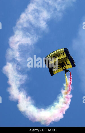 070426-N-4163T-212 SAN DIEGO (26 avril 2007) - Les membres de l'Équipe de parachutistes de la Marine américaine, le saut des grenouilles, descendre sur la base navale de San Diego pendant une carrière Centre des opérations spéciales de la marine qui s'est tenu d'aider à trouver la prochaine génération de joints (mer, air et terre) et courbes SWCC (Special Warfare Combatant-craft Crewman). U.S. Navy photo by Mass Communication Specialist 2e classe Stephanie Tigner (libéré) US Navy 070426-N-4163T-212 Membres de l'Équipe de parachutistes de la Marine américaine, le saut des grenouilles, descendre sur la base navale de San Diego pendant un centre des opérations spéciales de la Marine career fair Banque D'Images