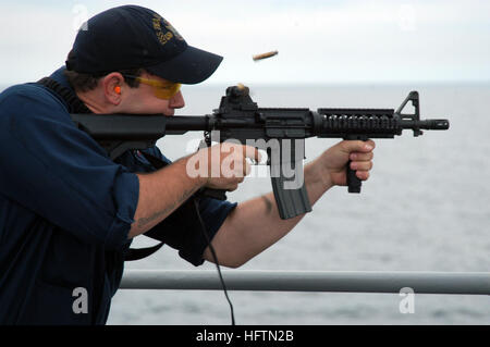 070501-N-7029R-035 de l'OCÉAN ATLANTIQUE (1 mai 2007) - Officier de 3e classe GunnerÕs Louie moufles tire une M-16 au cours d'un exercice d'armes à bord du USS Pearl Harbor (LSD 52). Pearl Harbor est actuellement en cours à l'appui du Partenariat des Amériques (POA) 2007. POA 2007 mettra l'accent sur l'amélioration des relations avec les pays partenaires à travers une variété d'exercices et d'événements en mer et à terre dans toute l'Amérique du Sud et dans les Caraïbes. U.S. Navy photo by Mass Communication Specialist 2e Classe Alexia M. Riveracorrea (libéré) US Navy 070501-N-7029R-035 Gunner  % %5Ersquo,s'accoupler 3 Classe Louie moufles Banque D'Images