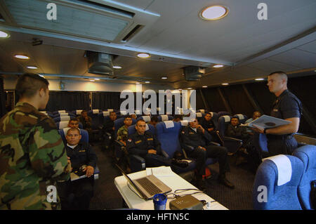 Le personnel de la Garde côtière AMÉRICAINE fournit une formation sur l'inspection des conteneurs de fret aux forces maritimes et de police panaméennes dans le cadre des opérations de Global Fleet Station avec HSV-2 Swift dans les Caraïbes et en Amérique centrale. Banque D'Images