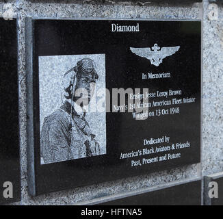 070505-N-8933S-109 VIRGINIA BEACH, en Virginie (5 mai 2007) - La plaque honorant l'étoile Jesse Brown qui a été dévoilé lors d'une cérémonie au Monument de l'Aviation de Marine Park. Brown a obtenu son ailes de l'aviation, le 13 octobre 1948, que le 1er de la marine américaine de l'Afrique de l'aviateur de la flotte. Il a été tué lorsque son avion est descendu au-dessus de la Corée en 1950. U.S. Navy photo by Mass Communication Specialist 3rd Class R. J. Stratchko (libéré) US Navy 070505-N-8933S-109 La plaque honorant l'étoile Jesse Brown qui a été dévoilé lors d'une cérémonie au Monument de l'Aviation de Marine Park Banque D'Images