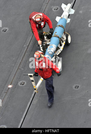 110307-N-0569K-042 DE LA MER ROUGE (7 mars 2011) déplacer les marins et des munitions sur le pont d'envol du porte-avions USS Enterprise (CVN 65) pendant les opérations de vol. L'entreprise et de l'Escadre aérienne de transporteur (CVW) 1 sont sur un déploiement ordinaire menant des opérations de sécurité maritime dans la 5e Flotte des États-Unis zone de responsabilité. (U.S. Photo par marine Spécialiste de la communication de masse Seaman Jared M. King/libérés) US Navy 110307-N-0569K-042 marins déplacer explosées à bord d'USS Enterprise (CVN 65) Banque D'Images