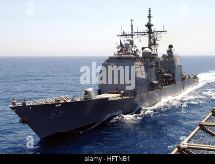 070505-N-6854D-003 MER MÉDITERRANÉE (5 mai 2007) - de la classe Ticonderoga croiseur lance-missiles USS Anzio (CG 68) effectue un ravitaillement en mer avec classe Nimitz porte-avions USS Dwight D. Eisenhower (CVN 69). Eisenhower et entrepris Carrier Air Wing (CVW) 7 sont en déploiement à l'appui d'opérations de sécurité maritime (ASM). U.S. Navy photo by Mass Communication Specialist Seaman Apprentice Jon Dasbach (libéré), USS Anzio (CG-68) ravitaille avec CVN-69 Banque D'Images