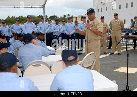 070507-N-0696M-428 PEARL HARBOR, Hawaii (7 mai 2007) - Master Chief Petty Officer de la Marine (MCPON) Joe R. Campa Jr., répond aux questions de marins affectés à destroyer lance-missiles USS Russell (DDG 59) pendant un appel mains sur la plage arrière du navire. Chef des opérations navales (ONC) Adm. Mike Mullen a rejoint Campa. Au cours de leur visite, Mullen et campa dîné avec l'équipage lors d'un pique-nique sur la plage d'acier s'est tenue sur la plage arrière du navire. U.S. Navy photo by Mass Communication Specialist 1re classe Chad J. McNeeley (libéré) US Navy 070507-N-0696M-428 Master Chief Petty Officer de la Marine Banque D'Images