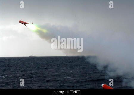 070507-N-8861F-030 de l'OCÉAN ATLANTIQUE (7 mai 2007) - Une flotte de drones Escadron Composite (VC) 6 l'incendie de la cabine de pilotage de l'USS Pearl Harbor (LSD 52) au cours des exercices UNITAS. À partir de la marine Argentine, Brésil, Chili, l'Espagne et les États-Unis participent à l'Unitas de mai 2-13 48-2007 de l'Atlantique au large de la côte de l'Argentine. UNITAS est une combinaison d'Amérique du Sud et de l'exercice annuel parrainé par les États-Unis qui intègre les forces de plusieurs nations participantes. L'Argentine est l'hôte de cette année, la phase de l'Atlantique. UNITAS permet à l'assemblée pour organiser et mener des opérations navales dans Banque D'Images