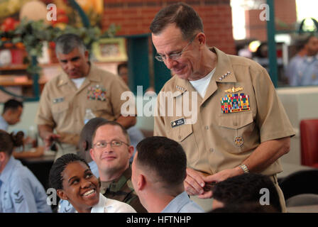 070509-N-0696M-326 Pensacola, Floride (9 mai 2007) - Chef des opérations navales (ONC) Adm. Mike Mullen et Master Chief Petty Officer de la Marine (MCPON), Joe R. Campa Jr., visiter avec les marins affectés au Naval Air Station Pensacola à la base cuisine. U.S. Navy photo by Mass Communication Specialist 1re classe Chad J. McNeeley (libéré) US Navy 070509-N-0696M-326 Chief of Naval Operations (ONC) Adm. Mike Mullen et Master Chief Petty Officer de la Marine (MCPON), Joe R. Campa Jr., visiter avec les marins affectés au Naval Air Station Pensacola Banque D'Images