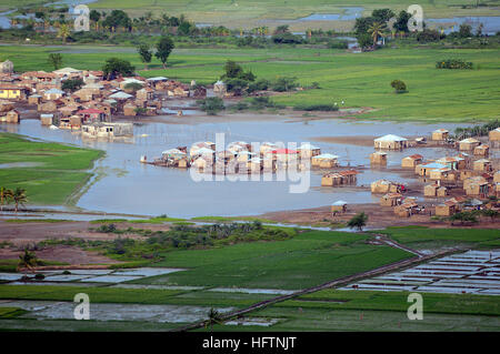 Une vue aérienne montre une dévastation généralisée à Port de paix, Haïti, après quatre tempêtes en un mois qui ont tué plus de 800 personnes. Le navire d’assaut amphibie USS Kearsarge (LHD 3) a été détourné du déploiement humanitaire continu de Promise 2008 dans les Caraïbes occidentales pour mener des opérations de secours aux ouragans en Haïti, fournissant un soutien d’urgence et une aide en cas de catastrophe aux communautés touchées. Banque D'Images