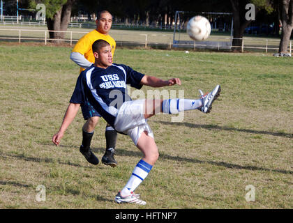 070512-N-4021H-062 PUERTO BELGRANO (12 mai 2007) Ð Manœuvrier Mate 2e classe Gaston Garcia, membre de l'USS Pearl Harbor (LSD 52) Équipe de soccer, efface une balle retirer du net lors d'un tournoi impliquant des équipes américaines et étrangères au cours des Amériques de partenariat (PAO) 2007. L'objectif de POA est d'améliorer les rapports avec les pays partenaires à travers une variété d'exercices et d'événements en mer et à terre dans toute l'Amérique du Sud et dans les Caraïbes. U.S. Navy photo by Mass Communication Specialist Seaman Damien Horvath (libéré) US Navy 070512-N-4021H-062 Manœuvrier Mate 2e classe Gaston Garcia, un m Banque D'Images