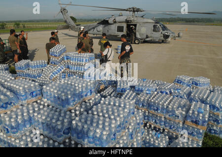 080626-N-4009P-635 PHILIPPINES (26 juin 2008) Bouteilles d'eau transportée de la classe Nimitz porte-avions USS Ronald Reagan (CVN 76) attendre d'être livré à des zones dévastées de la République des Philippines causé par le typhon Fengshen après Forces armées des Philippines (AFP) et de membres du personnel de la marine des États-Unis à partir d'une décharge SH-60F Seahawk affecté à l 'Black Knights' de l'Escadron d'hélicoptères anti-sous-marin (SH) 4. À la demande du gouvernement de la République des Philippines, Ronald Reagan est au large de la côte de l'Île Panay fournir de l'aide humanitaire et la réaction aux catastrophes. R Banque D'Images