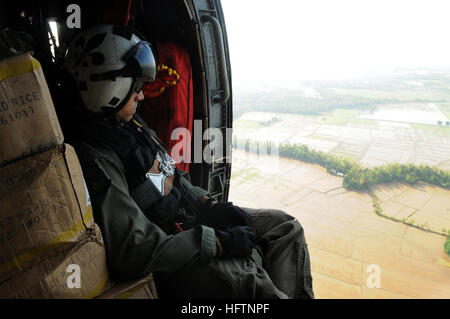 080626-N-4009P-688 PHILIPPINES (26 juin 2008) Les systèmes de guerre Aviation 2e classe opérateur Anthony Chavez, de San Bernardino, Californie, donne sur les zones inondables de la République des Philippines causé par le typhon Fengshen. Équitation dans un SH-60F Seahawk affecté à l 'Black Knights' de l'Escadron d'hélicoptères anti-sous-marin (HS) 4, Chavez fait partie des efforts de secours de la classe Nimitz porte-avions USS Ronald Reagan (CVN 76). À la demande du gouvernement de la République des Philippines, Ronald Reagan est au large de la côte de l'Île Panay fournissant de l'aide humanitaire et des respons Banque D'Images