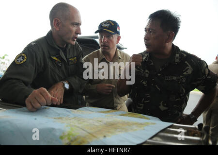 080626-N-4009P-040 PHILIPPINES (26 juin 2008) Arrière Adm. James P. Wisecup, commandant du groupe aéronaval, (CSG), 7 centre, Brig. Le général Jorge Segovia, vice-chef d'état-major adjoint aux opérations des Forces armées des Philippines (AFP), à droite, et le capitaine Thomas P. Lalor, commandant adjoint de l'Escadre aérienne de transporteur (CVW) 14, discuter des efforts de secours actuel de la classe Nimitz porte-avions USS Ronald Reagan (CVN 76). À la demande du gouvernement de la République des Philippines, Ronald Reagan est au large de la côte de l'Île Panay fournir de l'aide humanitaire et la réaction aux catastrophes dans le sillage de Banque D'Images