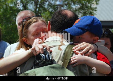 070516-N-0193M-151 NORFOLK, Virginie (16 mai 2007)- Le lieutenant Cmdr. Michael Bellotti affecté à un groupe de soutien logistique expéditionnaire de la Marine (NAVELSG) Echo hugs sa famille lors d'un retour à la base navale de Norfolk. NAVELSG Echo de rentrer de déploiement à l'appui d'opérations de sécurité maritime. U.S. Navy photo by Mass Communication Specialist 2e classe Elizabeth Merriam (libéré) US Navy 070516-N-0193M-151 Le Lieutenant Cmdr. Michael Bellotti affecté à un groupe de soutien logistique expéditionnaire de la Marine Banque D'Images