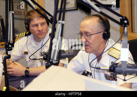 070521-N-2908O-006 North Little Rock, arche (21 févr. 2007)--Adm arrière. Fred Byus, l'océanographe de la Marine américaine et Navigator et le cdr David Hebert sont sur KARN-AM News Talk Radio parle d'événements à venir pendant 1Semaine Marine peu Rock. Little Rock Semaine marine est menée avec la coopération entre le Bureau de la marine de l'approche communautaire, de recrutement pour la Marine La Marine et Nashville District Centre de soutien opérationnel Little Rock. Semaines de la marine sont conçus pour montrer l'Américain l'investissement qu'ils ont fait dans leur Marine et accroître la sensibilisation dans les villes qui n'ont pas une importante présence de la Marine. US Na Banque D'Images