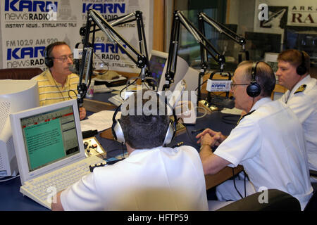070521-N-2908O-005 North Little Rock, arche (21 févr. 2007)--KARN News Radio host Bob Steele interviews (de gauche à droite) Nashville BDNI agent exécutif du RDC Clint Vollono, océanographe de la Marine américaine et Navigator Adm. Arrière Fred Byus et ancien centre de soutien opérationnel de la Marine Commandant, le cdr David Hebert sur les événements à venir au cours de Little Rock semaine du 21 au 28 mai la Marine. Little Rock Semaine marine est menée avec la coopération entre le Bureau de la marine de l'approche communautaire, de recrutement pour la Marine La Marine et Nashville District Centre de soutien opérationnel Little Rock. Semaines de la marine sont conçus pour montrer suis Banque D'Images