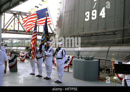 070521-N-2908O-002 NORTH LITTLE ROCK, Ark. (21 mai 2007) - Le Centre de soutien opérationnel de la Marine (CNTO) Little Rock's Ceremonial Color Guard défilés les couleurs pour l'ouverture officielle d'une cérémonie. Au cours de la cérémonie, le maire de North Little Rock Patrick Henry Hays a donné des représentants de la Marine une proclamation peut nommer officiellement comme Little Rock 21-28 Semaine de la Marine. Little Rock Semaine marine est menée avec la coopération entre le Bureau de la marine de l'approche communautaire, District de recrutement pour la Marine et Nashville CNTO Little Rock. Semaines de la marine sont conçus pour montrer AmericanÕs l'investissement qu'ils ont fait dans leur marine un Banque D'Images