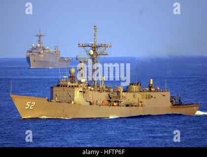 070522-N-0841E-27 de l'Océan Atlantique (21/05/2007) - La frégate lance-missiles USS Carr (FFG 52) et landing ship dock USS Gunston Hall (LSD 44) exécuter des manoeuvres restreintes avec navire d'assaut amphibie USS Kearsarge LHD (3) grève expéditionnaire Group (ESG). ESG Kearsarge et participent actuellement à la formation de l'unité composite (exercice COMPTUEX) en vue d'un déploiement prévu plus tard cette année.U.S. Photo par marine Spécialiste de la communication de masse 2e classe Oscar Espinoza. (Libéré) US Navy 070522-N-0841E-027 de la frégate lance-missiles USS Carr (FFG 52) et landing ship dock USS Gunston Hall Banque D'Images