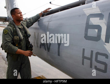 Un opérateur de systèmes de guerre aérienne effectue des vérifications avant vol sur un hélicoptère affecté au 11e escadron d'hélicoptères anti-sous-marins « Dragon Slayers » à Jacksonville, en Floride, le 18 mai 2007. Banque D'Images