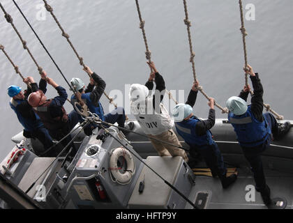 Des marins de la 1re division du département du pont manœuvrent un bateau gonflable à coque rigide à bord de l'USS Abraham Lincoln (CVN 72) lors d'un exercice de recherche et de sauvetage alors qu'il était amarré à la base navale Kitsap Bremerton, préparant le navire pour le retour opérationnel. Banque D'Images