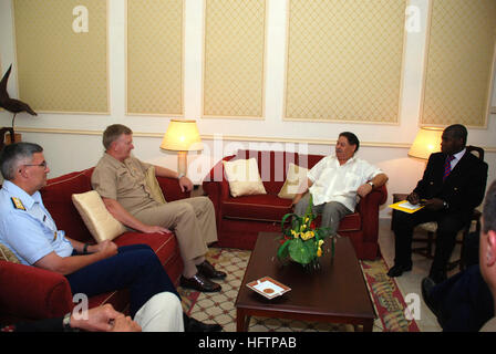 070523-N-6544G-006 SAO TOMÉ-ET-PRINCIPE (23 mai 2007) - Vice-amiral. John Stufflebeem (centre droit), commandant de la Sixième Flotte des États-Unis, et vice-amiral. D. Brian Peterman (droite), commandant de la Garde côtière des États-Unis, Région Atlantique rencontrez avec Sao Tomé-Président Fradique de Menezes à la résidence présidentielle. Stufflebeem et Peterman sont à la tête d'un corps commun de l'équipe de la Marine et de la Garde côtière qui va voyager dans toute l'Afrique de l'Ouest et le golfe de Guinée pour discuter de la sécurité maritime et la sécurité maritime locale avec les fonctionnaires et les équipes de pays de l'ambassade des Etats-Unis. L'engagement de la Marine et de la Garde côtière en Afrique fait partie d'un plus vaste des États-Unis gover Banque D'Images