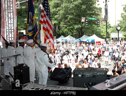 070524-N-8497H-104 CHARLOTTE, N.C. (24 mai 2007) - La Garde côtière canadienne de couleur Centre de soutien opérationnel de la Marine Charlotte présente les couleurs lors des cérémonies d'ouverture pour la vitesse de Food Lion Street. Charlotte la Semaine de la Marine est l'une des 26 semaines prévues de la Marine à travers l'Amérique en 2007. Semaines de la marine sont conçus pour montrer aux Américains l'investissement qu'ils ont fait dans la Marine et d'augmenter la prise de conscience dans les villes qui n'ont pas une importante présence de la marine de tous les jours. U.S. Navy photo by Mass Communication Specialist 2e classe Lewis S. Hunsaker (libéré) US Navy 070524-N-8497H-104 La couleur de garde opérationnelle Marine suppor Banque D'Images