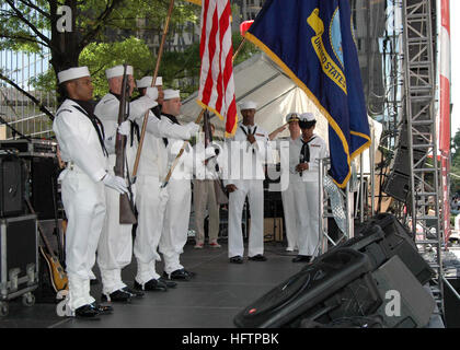 070524-N-8497H-109 CHARLOTTE, N.C. (24 mai 2007) Spécialiste des opérations Ð 2e classe Leon Levy et hôpital Corpsman 1re classe Kimberly Ferguson, tous deux attribués à la Marine Centre de soutien opérationnel Charlotte, chanter l'hymne national lors des cérémonies d'ouverture pour la vitesse de Food Lion Street. Charlotte la Semaine de la Marine est l'une des 26 semaines prévues de la Marine à travers l'Amérique en 2007. Semaines de la marine sont conçus pour montrer aux Américains l'investissement qu'ils ont fait dans la Marine et d'augmenter la prise de conscience dans les villes qui n'ont pas une importante présence de la marine de tous les jours. U.S. Navy photo by Mass Communication Specialist 2e cl Banque D'Images