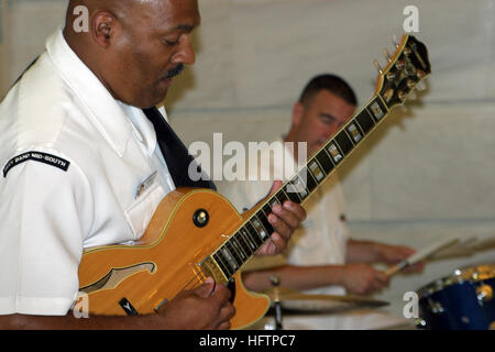 070524-N-2908O-003 NORTH LITTLE ROCK, Ark. (fév. 24, 2007) - Première Classe musicien André Avelino, guitariste et leader du groupe pour Mid-Southbande marine agir de combo de jazz Groupe joue une guitare avec trois autres musiciens de la Marine dans l'Arkansas State Capitol BuildingÕs Rotonde. Le Combo de Jazz est l'un des quatre unités de bande bande marine Mid-South à assurer lors de la Semaine de la Marine de Little Rock. Little Rock Semaine marine est menée avec la coopération entre le Bureau de la marine de l'approche communautaire, de recrutement pour la Marine La Marine et Nashville District Centre de soutien opérationnel Little Rock. Semaines de la marine sont conçus pour montrer Banque D'Images