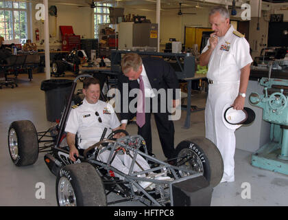 070524-N-8497H-023 CHARLOTTE, N.C. (24 mai 2007) - Le Lieutenant Cmdr Steve Zip du Bureau de l'entraide communautaire teste la monter sur la nouvelle voiture alors que Dean Robert Johnson de William Membres Lee College of Engineering de l'Université de Caroline du Nord à Charlotte, et arrière Adm. David Architzel, le Programme de la direction pour les porte-avions, regarde. Charlotte la Semaine de la Marine est l'une des 26 semaines prévues de la Marine à travers l'Amérique en 2007. Semaines de la marine sont conçus pour montrer aux Américains l'investissement qu'ils ont fait dans la Marine et d'augmenter la prise de conscience dans les villes qui n'ont pas une importante présence de la marine de tous les jours. U Banque D'Images