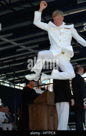 070525-N-5215E-008 Annapolis, Maryland (25 mai 2007) - Les nouveaux militaires Ensign Michael Niemi célèbre après avoir reçu son diplôme au cours de la classe de 2007 Remise des diplômes et la mise en service cérémonie à Navy-Marine Corps Stadium à Annapolis, Maryland, le 25 mai. Des 1 028 aspirants diplômés, 791 ont été commandées en tant que l'enseigne de la Marine et les officiers du Corps des Marines est devenu 213. Le secrétaire à la défense, l'Honorable Dr Robert M. Gates a prononcé le discours de remise devant un public estimé à 27 000 amis et famille. U.S. Navy photo by Mass Communication Specialist Seaman Apprentice Matthieu Ebarb Banque D'Images