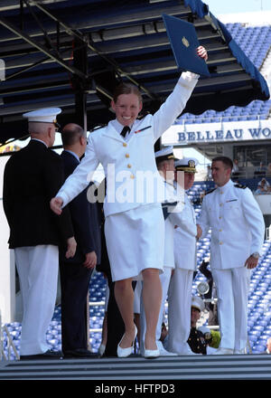 070525-N-5215E-006 Annapolis, Maryland (25 mai 2007) - Les nouveaux militaires Ensign Allison Barlow montre son diplôme au cours de la classe de 2007 Remise des diplômes et la mise en service cérémonie à Navy-Marine Corps Stadium à Annapolis, Maryland, le 25 mai. Des 1 028 aspirants diplômés, 791 ont été commandées en tant que l'enseigne de la Marine et les officiers du Corps des Marines est devenu 213. Le secrétaire à la défense, l'Honorable Dr Robert M. Gates a prononcé le discours de remise devant un public estimé à 27 000 amis et famille. U.S. Navy photo by Mass Communication Specialist Seaman Apprentice Matthieu Ebarb (libéré) N Banque D'Images