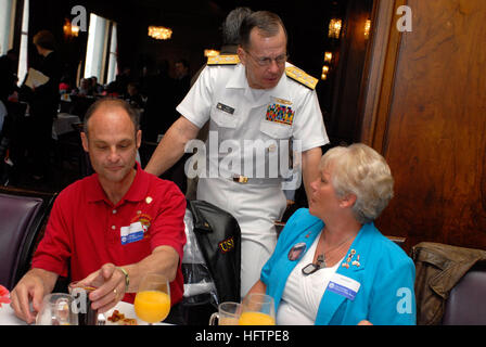 070526-N-0696M-090 CHICAGO (26 mai 2007) - Chef des opérations navales (ONC) Adm. Mike Mullen parle avec gold star flag familles bénéficiaires au cours d'un déjeuner privé à Chicago le 26 mai 2007. Depuis la Première Guerre mondiale, les membres de la famille des anciens combattants décédés ont accroché une étoile d'or dans leurs fenêtres d'honorer leurs proches. Le maire Richard Daley et adm. Mullen présentera les membres de la famille de la région de Chicago avec leurs drapeaux Gold Star au cours d'une cérémonie de dépôt de gerbes de Daley. Adm. Mullen a été à Chicago pour participer, comme le Grand prévôt au cours du défilé du jour commémoratif de la villes. U.S. Navy photo by mass Banque D'Images