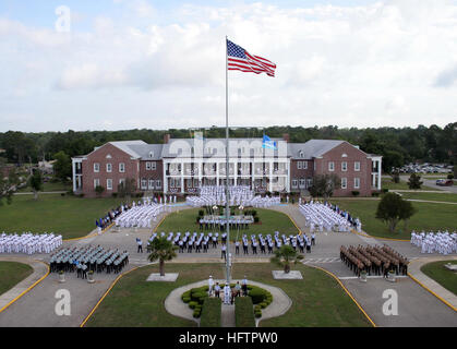 070605-N-0116G-026 Pensacola, Floride (5 juin 2007) - Soldats, marins, aviateurs, marines, gardes côtes affectées au Centre d'information Dominance (CID) Corry Gare participer à l'annuelle du commandement Bataille de Midway Cérémonie de commémoration. Neuf anciens combattants de la Bataille de Midway a rejoint le CID membres du personnel, étudiants et invités à célébrer la victoire décisive à Midway. U.S. Navy photo de 1ère classe entretien Technicien Cryptologic Wesley Goodman (libéré) US Navy 070605-N-0116G-026 marins, soldats, aviateurs, marines, gardes côtes affectées au Centre d'information Dominanc Banque D'Images