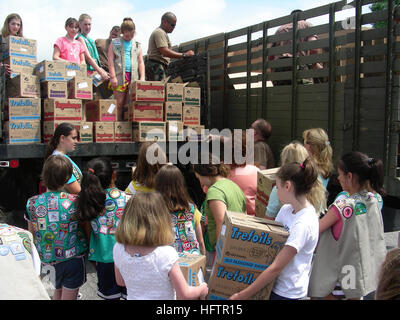 070609-N-6897G-018 Valhalla, New York) (9 juin 2007) Ð Marine Cargo Handling Battalion 8 passes des centaines de Girl Scouts de Westchester et les comtés de Putnam, à New York, de charger plus de 33 000 boîtes de cookies dans le cadre de l'opération Cookie Drop. Les témoins seront expédiés aux marins déployés dans 5e flotte. C'est la sixième année que les troupes/Putnam Westchester ont mené ce projet, et cette année, ils ont doublé les dons à partir de 2006. Photo de la Marine américaine par le lieutenant Lesley Lykins (libéré) US Navy 070609-N-6897G-018 Marine aide les Girl Scouts charger des boîtes de cookies Banque D'Images