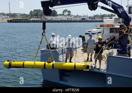 070611-N-7676W-097 PANAMA CITY Beach, Floride (11 juin 2007) - La recherche automatique de taille moyenne Véhicule (MARV) est hissé à bord d'embarcations de soutien des projets (CFP) 12 suite à l'essai au cours de pierside véhicules sous-marins autonomes (AUV) Fest 2007, organisé par le Naval Surface Warfare Center Panama City et parrainé par le Bureau de la recherche navale. MARV est un AUV offrant les dernières technologies de traitement, un système de navigation très précis, portable, et acoustique, ethernet, et de communications RF, le tout dans un package qui permet de facilement reconfigurable, intégration de la charge utile. AUV Fest est le grand Banque D'Images