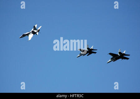 070612-N-8119R-112 DU GOLFE PERSIQUE (12 juin 2007) - aéronefs affectés à Carrier Air Wing (CVW) 11 voler en formation qu'un F/A-18A Hornet, ÒRed DevilsÓ affecté à la Marine de Fighter Attack Squadron (VMFA) 232, se détache en vue de l'atterrissage à bord du porte-avions à propulsion nucléaire USS Nimitz (CVN 68). Groupe aéronaval du Nimitz et entrepris Carrier Air Wing 11 sont déployés dans des opérations de 5e flotte maritime et le soutien de la guerre globale contre le terrorisme. U.S. Navy photo by Mass Communication Specialist 3rd Class Gretchen M. Roth (libéré) US Navy 070612-N-8119R-112 Aircraft assi Banque D'Images