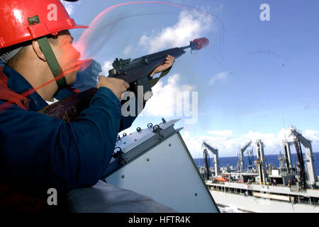 070613-N-8591H-050 de l'OCÉAN PACIFIQUE (13 juin 2007) - 3e classe Ordnanceman Aviation Reni Araque tire un MK-87 à partir d'un fusil M-14 à bord de l'USS Kitty Hawk (CV 63) transport maritime militaire de commandement (SMC) reconstitution de la flotte oiler USNS Guadalupe (T-AO 200). MK-87 sont utilisés pour tirer des lignes de téléphone du son et la distance entre les navires. Kitty Hawk est sur la quatrième semaine de l'été le déploiement. U.S. Navy photo by Mass Communication Specialist 2e classe Jarod Hodge (RELEAED) US Navy 070613-N-8591H-050 3e classe Ordnanceman Aviation Reni Araque tire un MK-87 à partir d'un fusil M-14 à bord du USS Kitt Banque D'Images