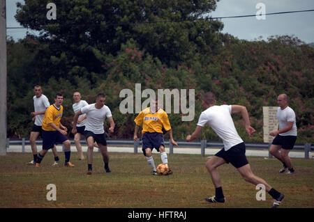 060328-N-9167V-069 Santa Rita, Guam (28 mars 2006) - La Marine de l'équipe de soccer universitaire joue contre la Fédération de Russie la Marine (RFN) équipe de soccer, dans un match d'exhibition à Blue Jacket Field. Les navires sont RFN à Guam participant à PASSEX 06, un exercice visant à accroître l'interopérabilité entre les deux marines tout en améliorant la forte relation de coopération entre la Russie et les États-Unis. U.S. Navy photo by PhotographerÕs Mate 2e classe Edward N. Vasquez (libéré) US Navy 060328-N-9167V-069 La marine de l'équipe de soccer universitaire joue contre la Fédération de Russie la Marine (RFN) équipe de soccer, dans Banque D'Images