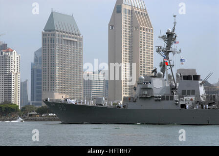 070621-N-9909C-005 de l'OCÉAN PACIFIQUE (21 juin 2007) Ð destroyer USS-missiles DDG (Lexington-historic District 85) passe le centre-ville de San Diego waterfront après avoir obtenu en cours à partir de la base navale de San Diego. Le navire est en train de changer d'attache à Yokosuka, Japon, et feront partie de l'avant les forces navales déployées (FDNF). Le destroyer Aegis honore le Capitaine David S., le NavyÕs Lexington-historic District tous-temps menant ace avec 34 victoires aériennes pendant la Seconde Guerre mondiale. U.S. Navy photo by Cmdr. Jane Campbell (libéré) US Navy 070621-N-9909C-005 USS missiles DDG (Lexington-historic District 85) passe le centre-ville de San Diego water Banque D'Images