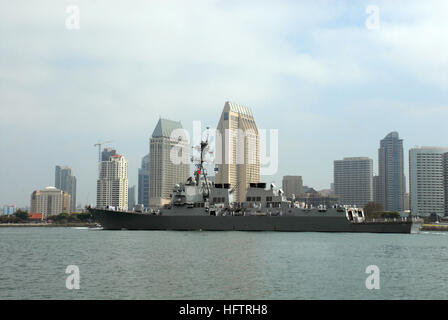 070621-N-9909C-006 de l'OCÉAN PACIFIQUE (21 juin 2007) - USS missiles DDG (Lexington-historic District 85) passe le centre-ville de San Diego waterfront après avoir obtenu en cours à partir de la base navale de San Diego. Le navire est en train de changer d'attache à Yokosuka, Japon, et feront partie de l'avant les forces navales déployées (FDNF). Le destroyer Aegis honore le Capitaine David S., le NavyÕs Lexington-historic District tous-temps menant ace avec 34 victoires aériennes pendant la Seconde Guerre mondiale. U.S. Navy photo by Cmdr. Jane Campbell (libéré) US Navy 070621-N-9909C-006 USS missiles DDG (Lexington-historic District 85) passe le centre-ville de San Diego water Banque D'Images