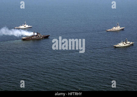 070621-N-5758H-280 de l'OCÉAN ATLANTIQUE (21 juin 2007) - Les navires suivants, missiles de l'USS Laboon (DDG 58), HMS Portland (F79) du Royaume-Uni, FS La Fayette (F710) de la France et de l'amiral Chabanenko RFS (650) de Russie, naviguer sur les eaux de l'océan Atlantique dans le cadre de FRUKUS 2007. FRUKUS, nommé d'après les pays participants a été créé en 2003 pour faciliter les discussions entre la France, la Russie, le Royaume-Uni et les États-Unis. Les pays participeront à un cours de cinq jours à l'exercice Naval Station Norfolk et dans les eaux au large de la côte de Virginie et de Caroline du Nord. Le ph de la Marine américaine Banque D'Images