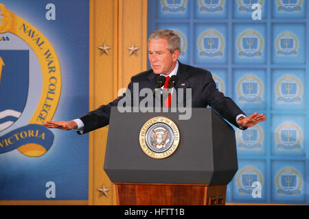 070628-N-7437F-279 NEWPORT, R.I. (28 juin 2007) - Le Président George W. Bush parle à Spruance Auditorium situé sur le campus de l'Naval War College. La visite du président Bush à la Naval War College dans le cadre de la célébration du 50e anniversaire de le commandement Naval College. Il a discuté des guerres en cours en Irak et en Afghanistan comme une étape de la lutte contre le terrorisme. U.S. Navy photo by Mass Communication Specialist chef Greg Frazho (libéré) US Navy 070628-N-7437F-279 Le Président George W. Bush parle à Spruance Auditorium situé sur le campus de l'Naval War College Banque D'Images