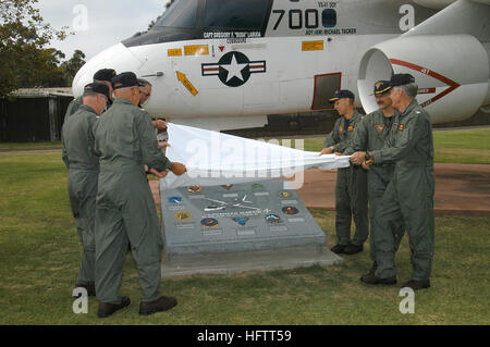 050819-N-7783B-001 North Island, Californie (16 août 2000 19, 2005) - Commandant, le contrôle de la mer, de l'Escadre de la Flotte du Pacifique des États-Unis, (CSCWP), le capitaine Gregory F. LaBuda, troisième à partir de la droite, ex-commandants et un représentant de Lockheed Martin dévoilent une plaque pour commémorer l'ancien et actuel S-3B Viking escadrons qui fait CSCWP. L'aile a été démantelé au cours d'une cérémonie tenue au hangar de l'Escadron de contrôle de la mer Quatre Un (VS-41), le conseil d'Naval Air Station North Island. Le S-3B Viking est progressivement supprimée de l'NavyÕs inventaire après 30 années de service. U.S. Navy photo by PhotographerÕs Mate 1ère Cl Banque D'Images