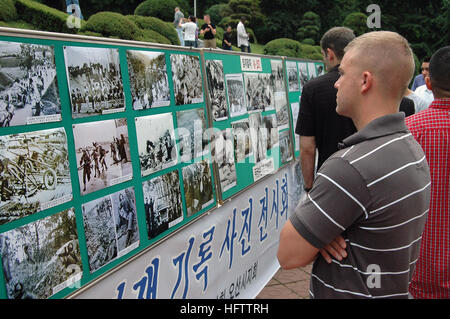 070711-N-0021M-002 OSAN, République de Corée (11 juillet 2007) - Le Sgt. David Hickcox maître de chien pour le ArmyÕs 14e Division de la Police militaire au Camp Humphries ressemble à des photos de l'ArmyÕs Aux États-Unis 24e Division pendant la guerre de Corée au Monument des forces de l'ONU 1ère bataille. Le monument honore la 24thÕs Smith Company qui a subi de nombreuses victimes dans ce qui était la première bataille de la guerre de Corée le 5 juillet 1950. La visite au mémorial a fait partie de la tournée de l'amitié culturelle et Hyundai. Soldats, marins, aviateurs et marines ont été traités pour une période de trois jours et de l'amitié culturelle majeurs à l visite de la Banque D'Images