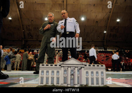 081218-N-0106C-055 WASHINGTON, D.C. (31 déc. 18, 2008) Les membres des Forces canadiennes Comité Inaugural (AFIC) participer à une carte à grande échelle de l'exercice dans l'Armory DC. AFIC est une co-entreprise de services chargée de fournir un soutien militaire à la 56e cérémonie d'investiture présidentielle, qui aura lieu le 20 janvier 2009. (U.S. Photo par marine Spécialiste de la communication de masse 1ère classe Daniel J. Calderon/libérés) US Navy 081218-N-0106C-055 Les membres des Forces canadiennes Comité Inaugural (AFIC) participer à une carte à grande échelle de l'exercice dans l'Armory DC Banque D'Images