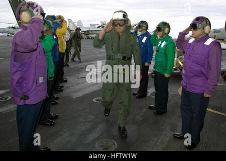L'Air Marshal de la Royal Australian Air Force salue l'USS Kitty Hawk (CV 63) lors d'une visite. L'Air Marshal vola dans un F/A-18F Super Hornet affecté au Strike Fighter Squadron 102. Kitty Hawk, récemment en visite à Sydney, mène des opérations dans la mer de Corail pendant son déploiement estival. Banque D'Images