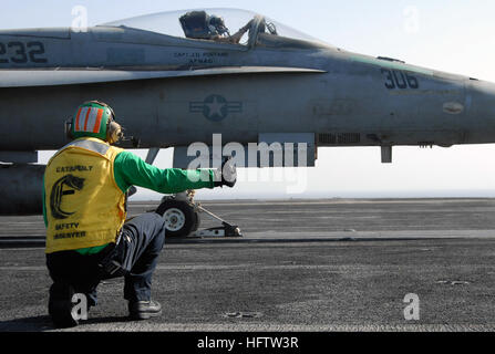 070718-N-8119R-071 DU GOLFE PERSIQUE (18 juillet 2007) - Aviation BoatswainÕs Mate (électricien) 2e classe Abraham Lopez donne le signal pour lancer un F/A-18A Hornet, ÓRed DevilsÓ affecté à la Marine de Fighter Attack Squadron (VMFA) 232, à bord du porte-avions à propulsion nucléaire USS Nimitz (CVN 68). Nimitz et lancé un groupe d'intervention de l'Escadre aérienne de transporteur (CVW) 11 sont déployés à la 5e flotte zone d'opérations, la conduite des opérations maritimes et de soutenir la guerre mondiale contre le terrorisme. U.S. Navy photo by Mass Communication Specialist 3rd Class Gretchen M. Roth (libéré) US Navy 070718-N-8119R-071 Aviat Banque D'Images