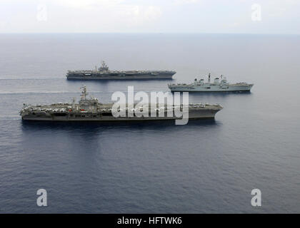 070729-N-0535P-423 de l'OCÉAN ATLANTIQUE (29 juillet 2007) - porte-avions de classe Nimitz USS Dwight D. Eisenhower (CVN 69), USS Harry S. Truman (CVN 75) transit en formation avec la Royal Navy de la classe Invincible porte-avions HMS Illustrious (R 06) dans l'océan Atlantique. Les trois opérateurs sont en participant à l'opération pas audacieux où plus de 15 000 membres du service de trois pays prennent part à l'exercice d'une force opérationnelle (JTFX). U.S. Navy photo by Mass Communication Specialist 2e classe Jay C. Pugh (libéré) US Navy 070729-N-0535P-423 de classe Nimitz porte-avions USS Dwight Banque D'Images