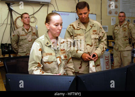 070806-N-8275M-106 CAMP Falloujah, en Irak (16 août 2000 6, 2007) - Arrière Adm. Richard Cellon, commandant de la 1re Division de la construction navale, reçoit un mémoire de Builder 1re classe de la 30e Stran Katarina Construction Navale Regiment (30 RCN) dans le centre des opérations de combat au Camp Fallujah durant sa récente visite à visiter. Il y a plus de 1 100 marins et soldats prenant en charge les efforts de construction dans la province d'Al Anbar en tant que partie de l'Iraq 30 RCN. Photo par le chef américain spécialiste de la communication de masse Shane Montgomery (publié) US Navy 070806-N-8275M-106 SMA arrière. Richard Cellon, commandant la 1ère VL Banque D'Images