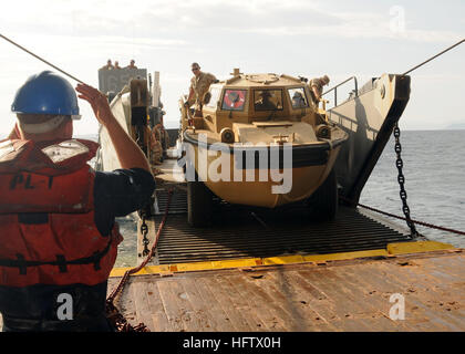 090603-N-7631K-063 MER MÉDITERRANÉE (3 juin 2009) BoatswainÕs Mate Seaman Jonathan Bryant signale un amphibie plus léger fourni de nouveau véhicule de fret (LARC V) dans le pont du coffre du quai de transport amphibie USS Ponce (LPD 15) lors d'un stern-gate de l'évolution formation mariage caost de Volos, Grèce. Ponce est sur un déploiement prévu au 5e et 6e flotte domaines de responsabilité. (U.S. Photo par Marine de deuxième classe, spécialiste des communications de masse de Kepner Kory/libérés) US Navy 090603-N-7631K-063 maître de Manœuvre Seaman Jonathan Bryant signale un amphibie plus léger de marchandises Re ve Banque D'Images